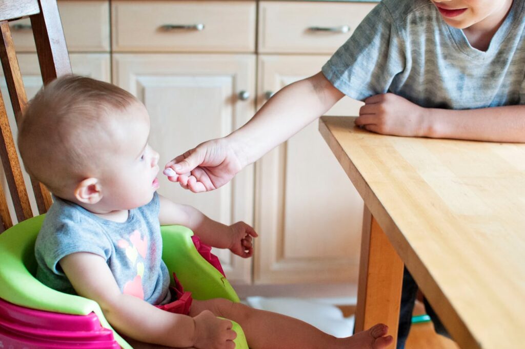 Ensinar O Bebê A Se Alimentar: Por que Vale A Bagunça E Quando Começar?